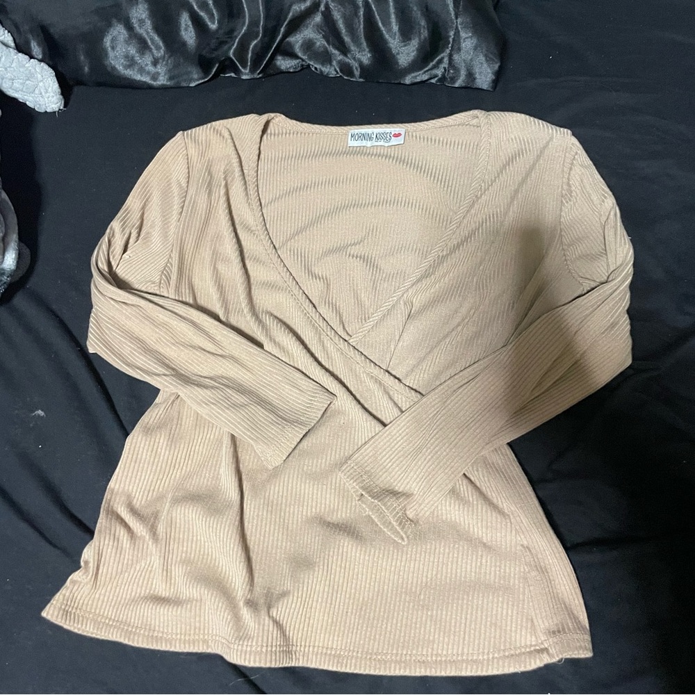 Wrap 3/4 Sleeve, No size but fits like a medium